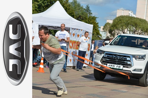 Перетягування автівки на 30 метровій дистанції